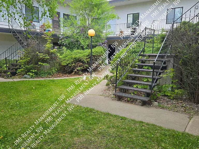 635 6th St W #12 — Photo 2