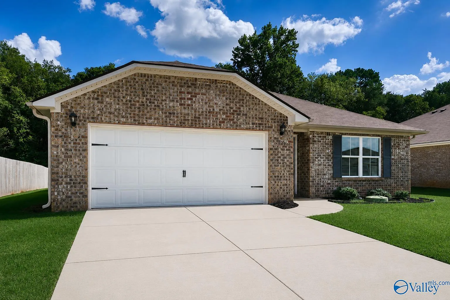 5 bed, 2.5 bath, 1955 sqft, $2,700 — Photo 2