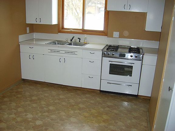 4th image of 629 Spencer St NE