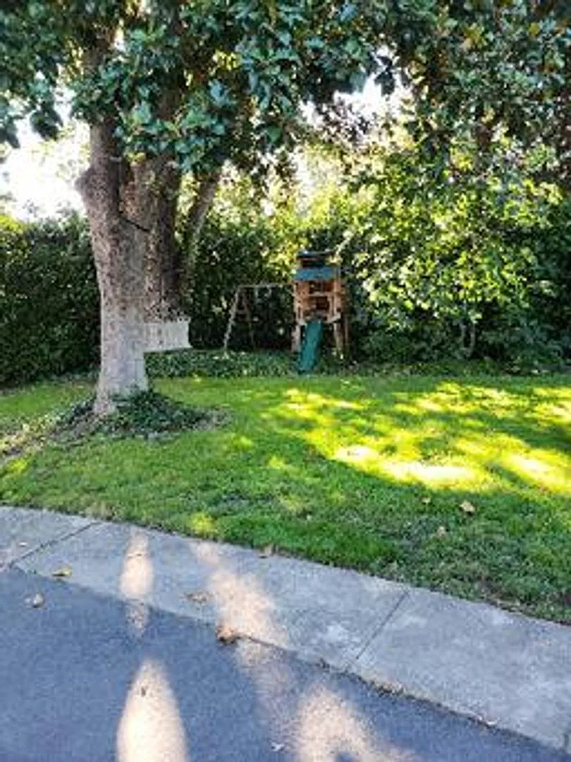 Charming 3 Bedroom, 2 Bathroom Home in Southwest Medford — Photo 4