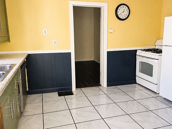 3rd image of 1041 4th Ave