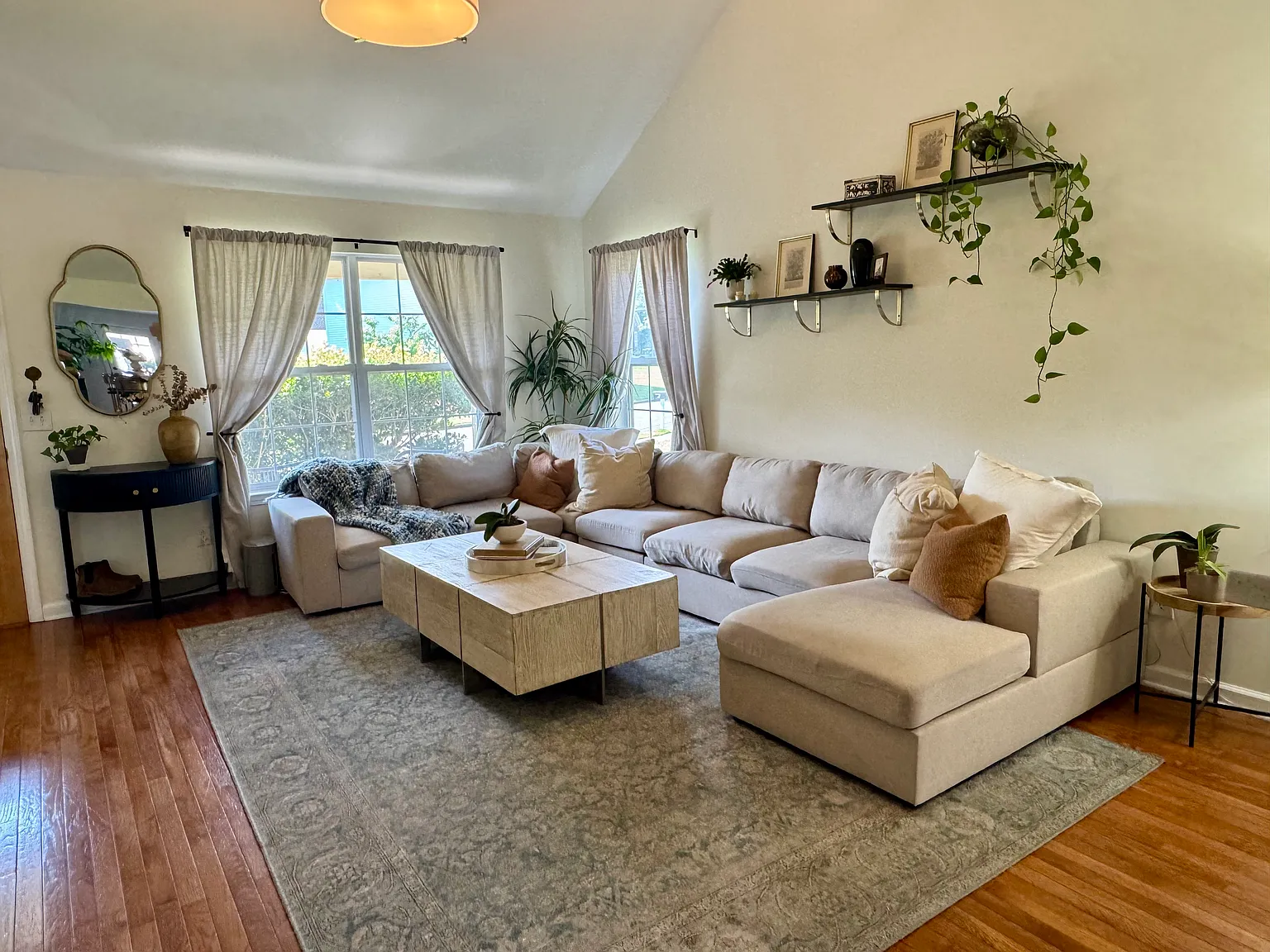 3 bed, 1217 sqft, $3,295 — Photo 3