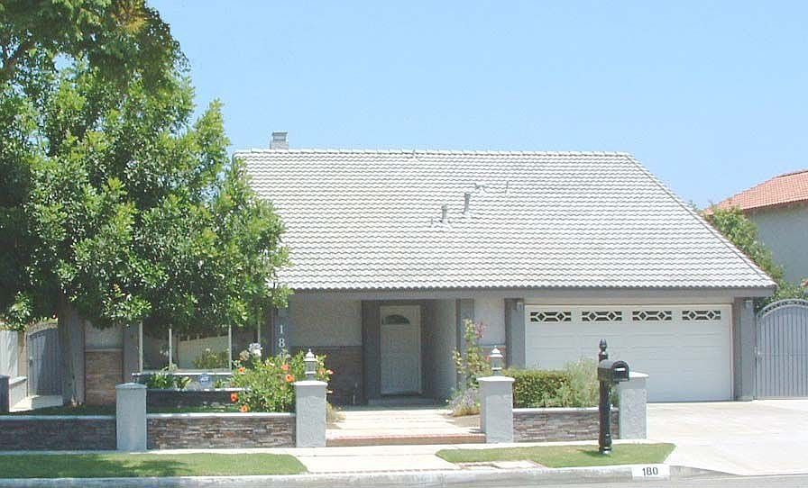 Frontyard with Flagstone Planters