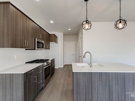4th image of 2138 S Border Way