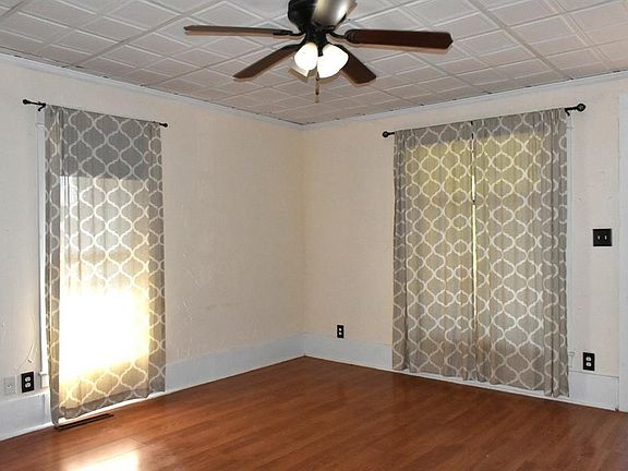 3rd image of 802 Locust St