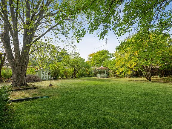 3rd image of 909 Hunziker Dr