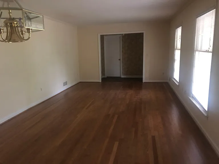 2508 Sherbrooke Dr NE — Photo 10