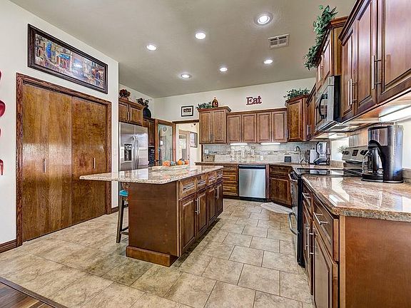 5th image of 405 Stoneridge Dr