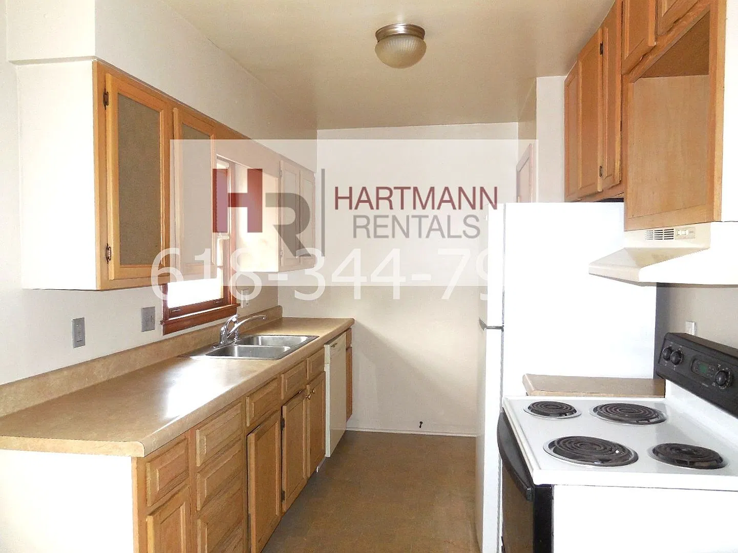 2 Bedroom Home in Edwardsville! Great Wood Floors and a Garage! — Photo 3