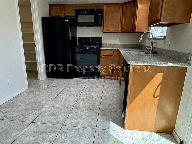 700 Fruit Ave NW — Photo 13