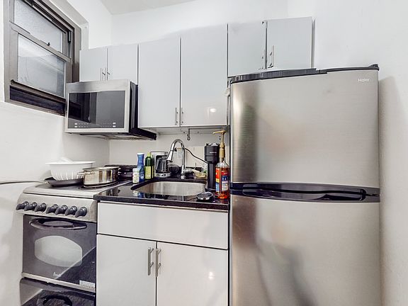 4th image of 234 E 52nd St APT 2E