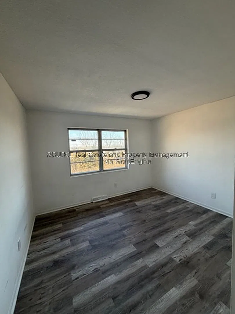 3 bed, 1.0 bath, 1200 sqft, $1,575 — Photo 2