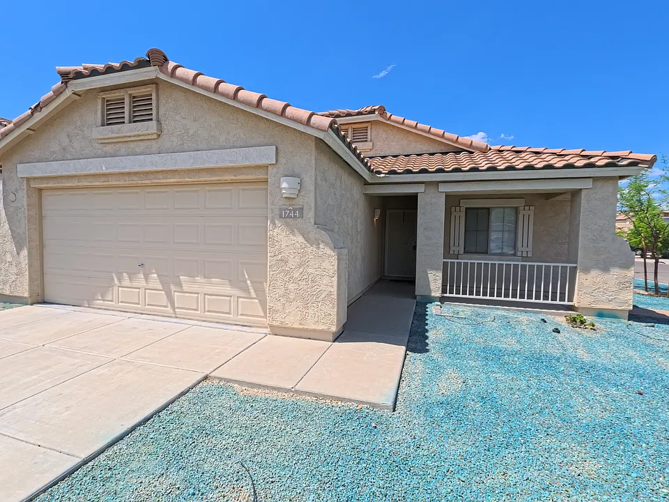 1744 E Maddison Cir