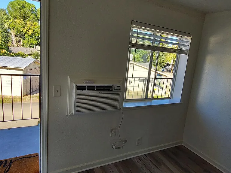 2750 Akard Ave — Photo 5