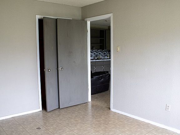 5th image of 4329 N Flores St