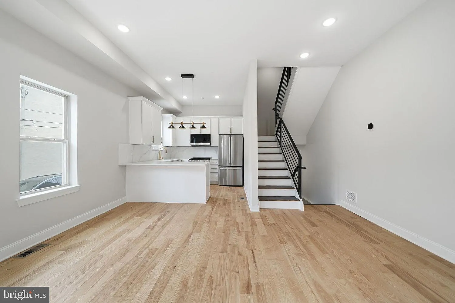 4 bed, 3.0 bath, $3,400 — Photo 2