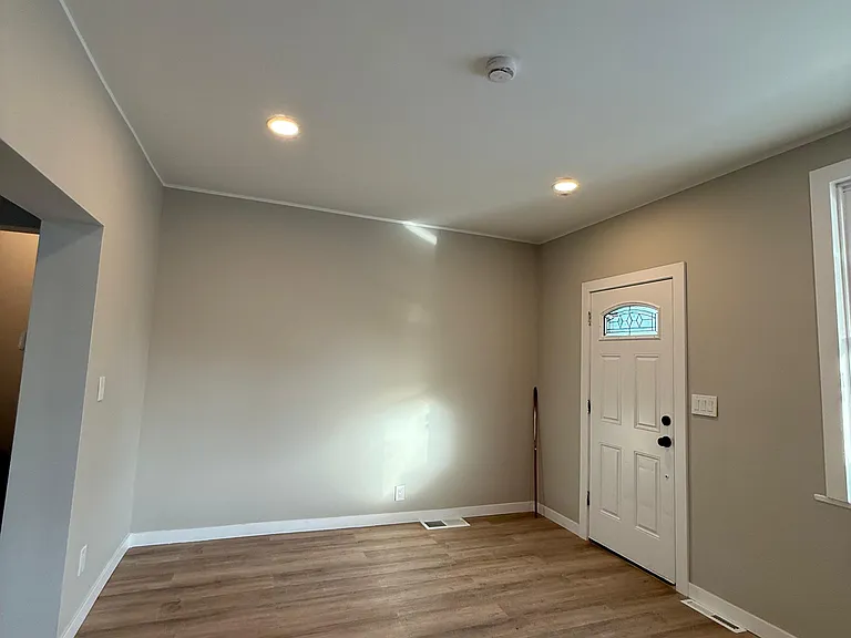 953 Roup Ave — Photo 2
