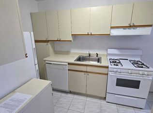 7525 210th St #3K, Oakland Gardens, NY 11364