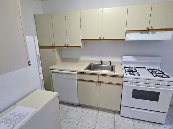 7525 210th St #3K, Oakland Gardens, NY 11364