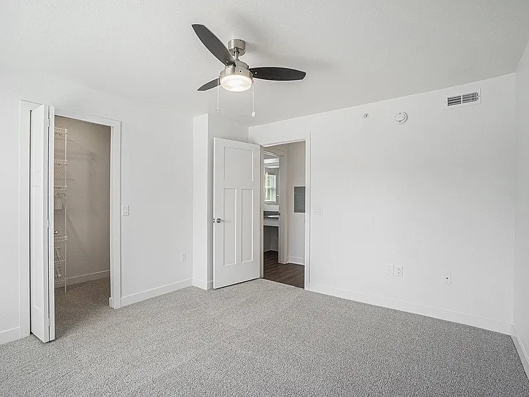 Byron Lakes Apartments — Photo 40