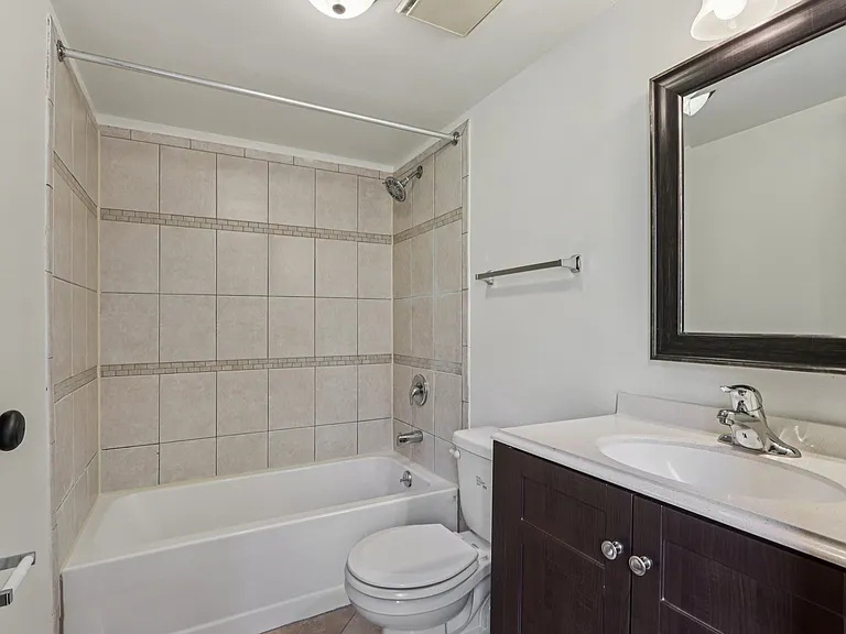 Park Plaza Apartments — Photo 11