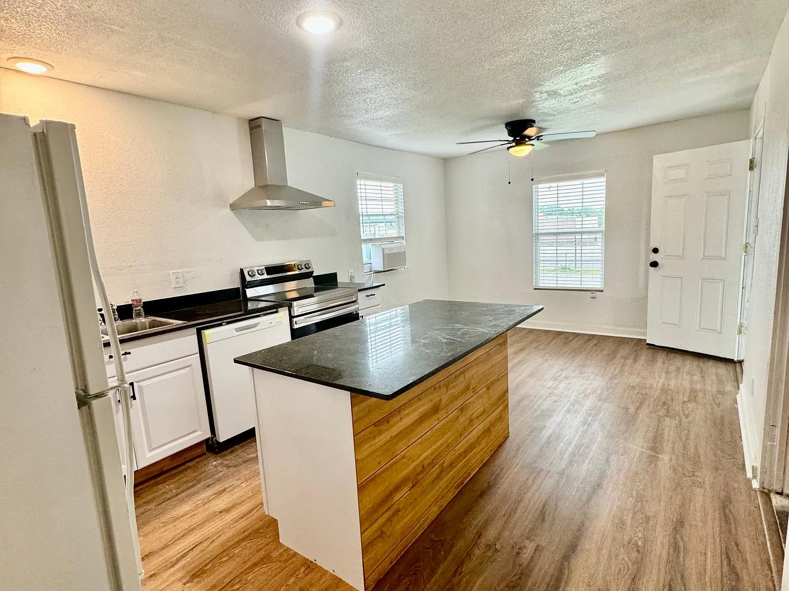 108 White St — Photo 3