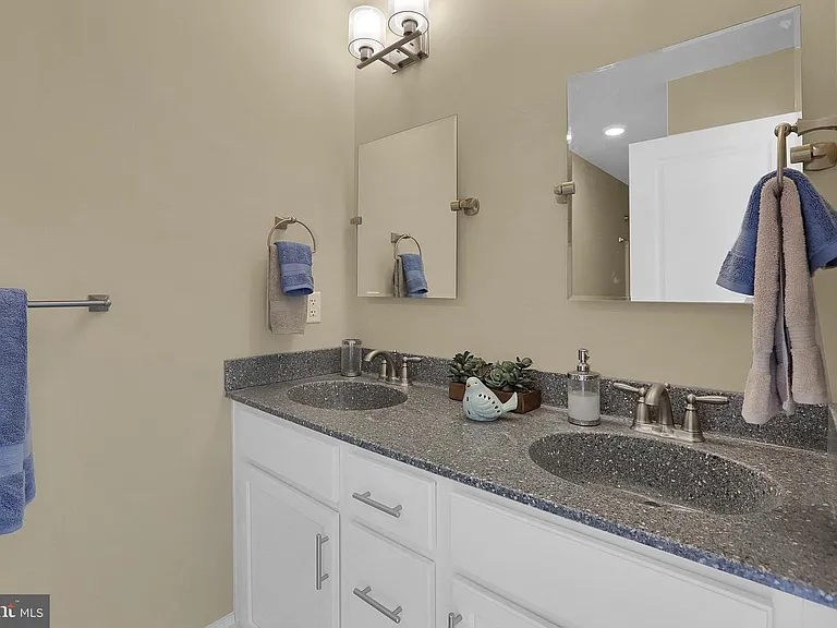 554 Joseph Ct — Photo 6