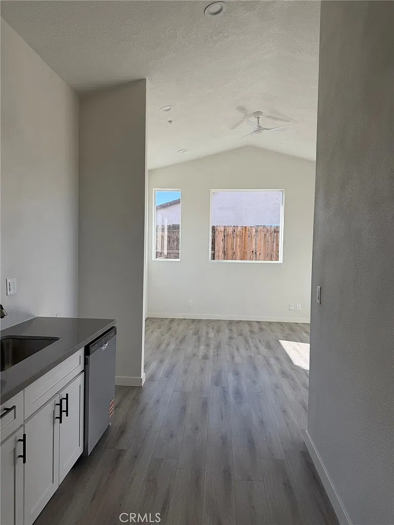 1 bed, 570 sqft, $1,300 — Photo 4
