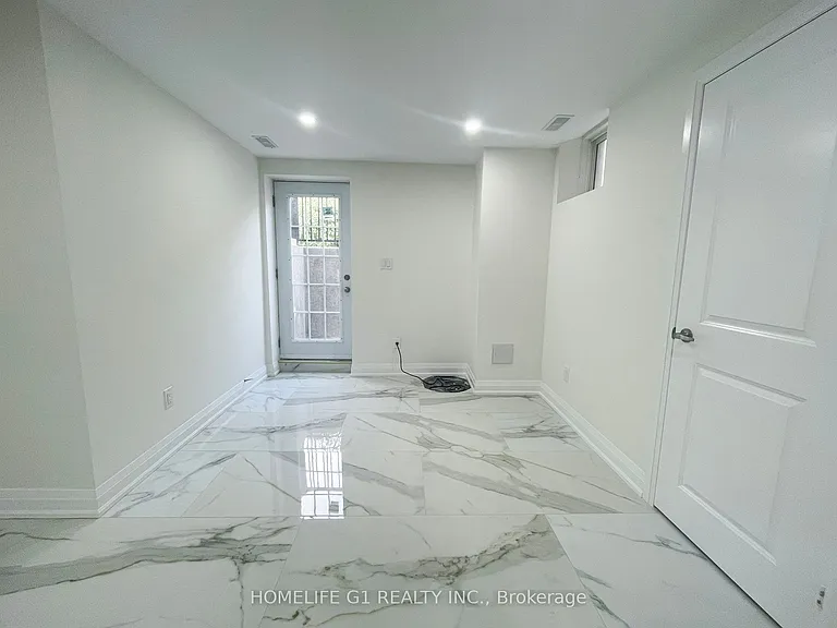 65 Lola Cres — Photo 5