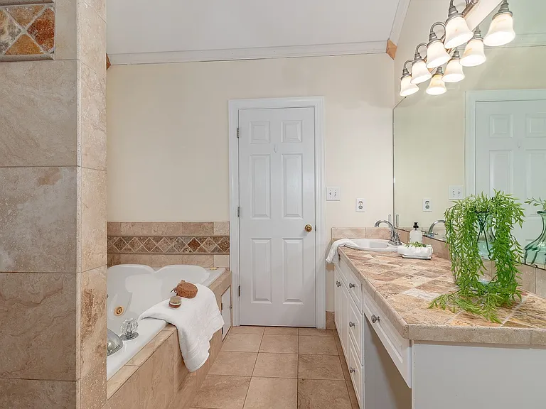 438 Bristol Rd — Photo 10