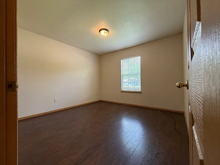 1453 S Lone Pine Ave — Photo 14