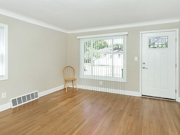 4th image of 2222 E Farnum Ave