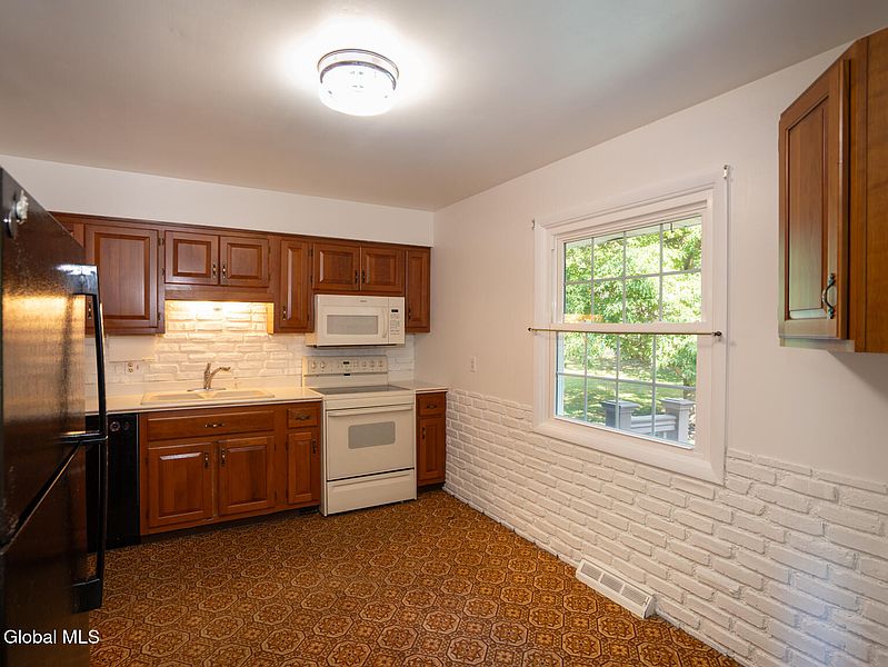5th image of 10 Woodhall Lane