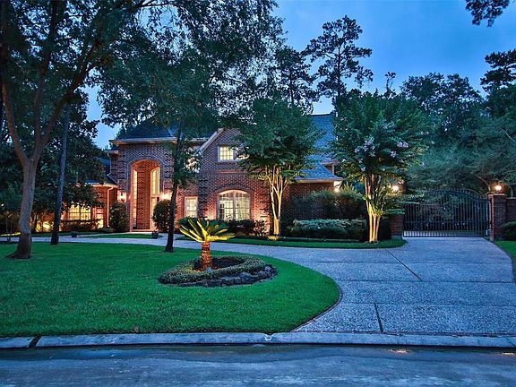 Gorgeous setting in a beautiful cul de sac