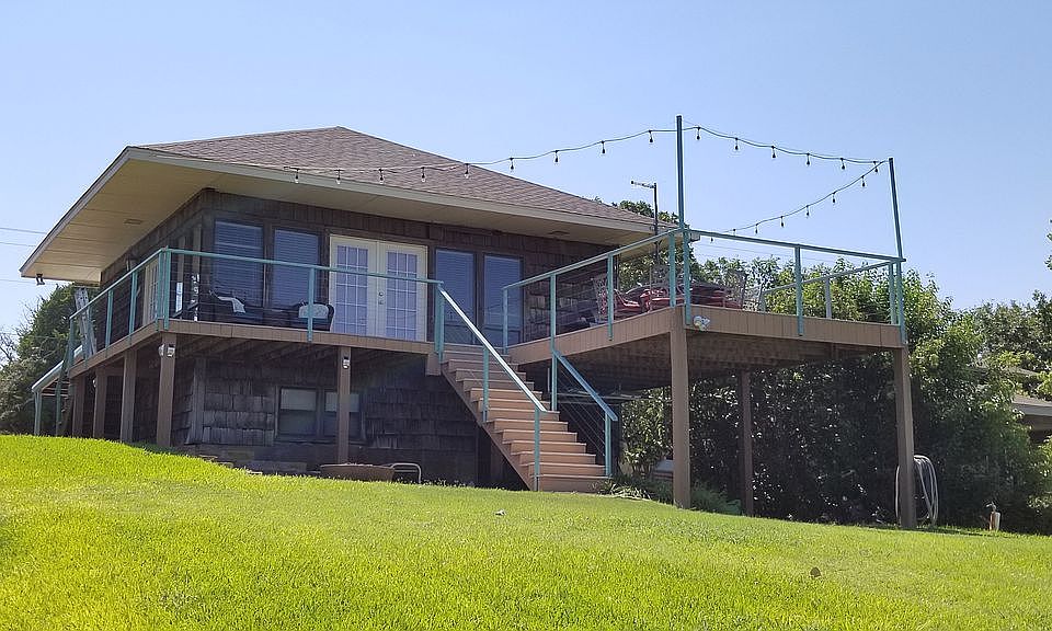1st image of 1002 W Lake Dr