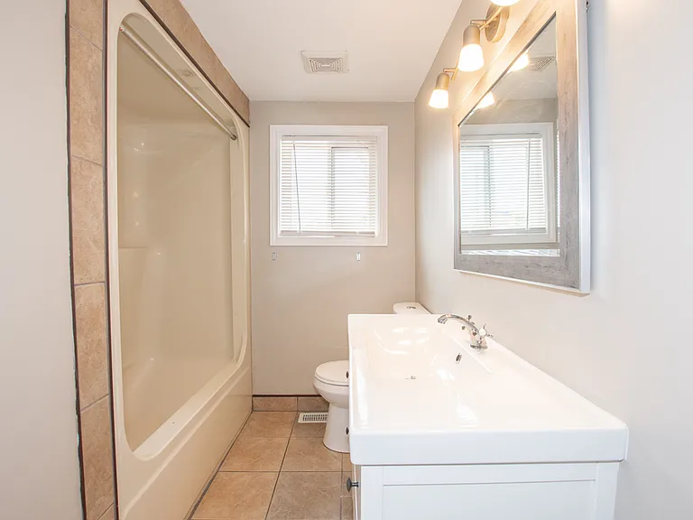 203 Niagara St — Photo 17