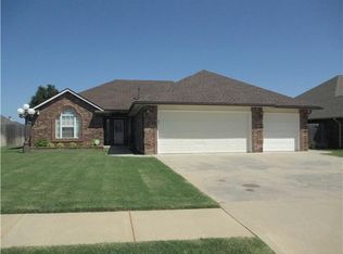 1116 S Oakey Dr, Mustang, OK 73064