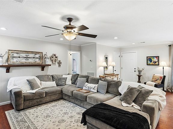 2nd image of 206 Parkway Dr