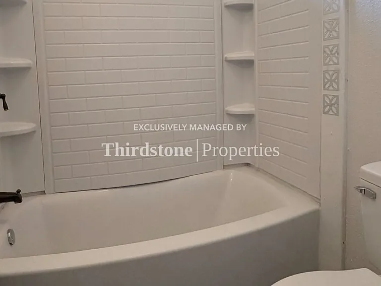2125 Lambert St — Photo 13