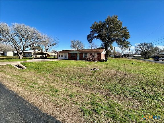 3rd image of 305 W Larkspur St