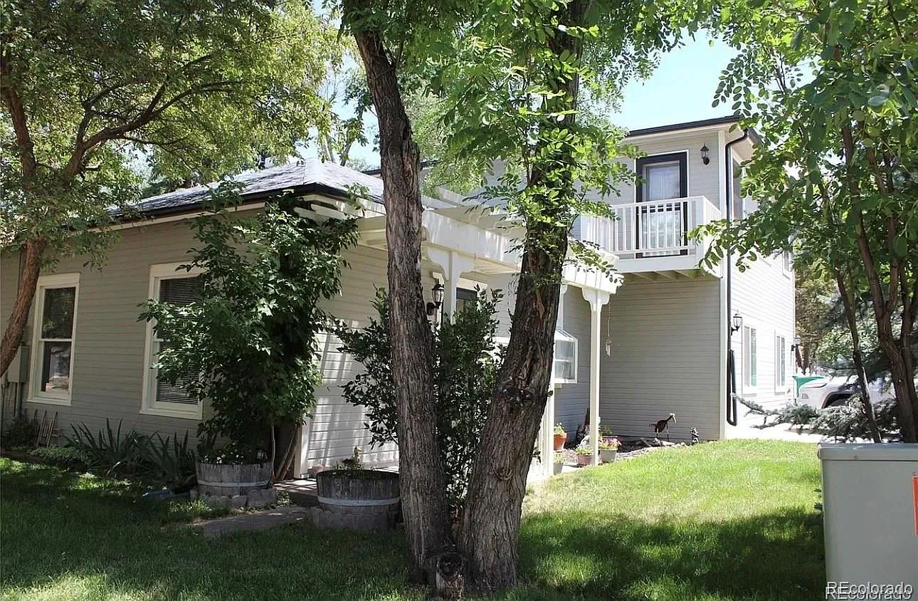 4 bed, 2.0 bath, 2496 sqft, $2,500 — Photo 1