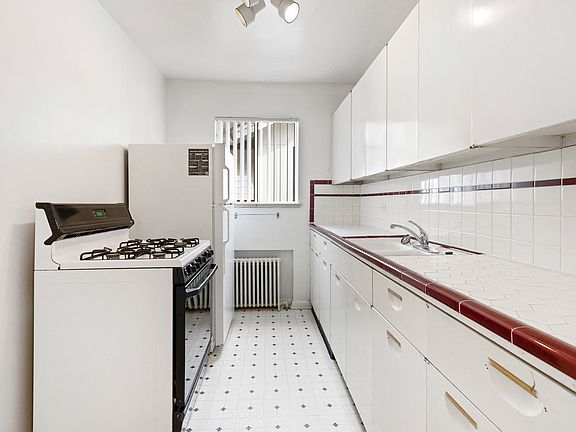 2nd image of 480 S Vine St APT 8