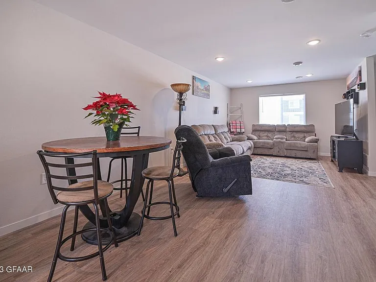 809 Thames Ct — Photo 6