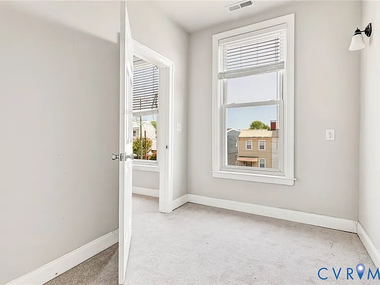 712 N 24th St — Photo 29