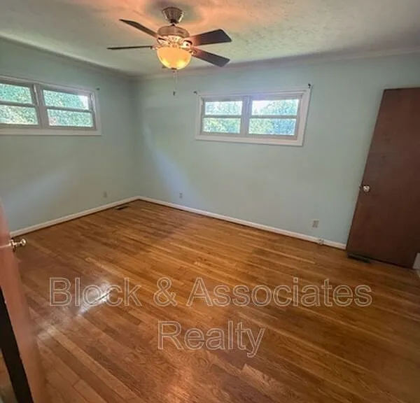 304 Swaim St — Photo 8