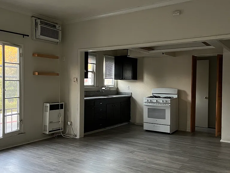 1861 N Wilton Pl #4 — Photo 3
