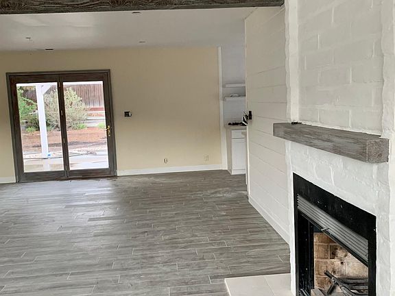 Gas fireplace