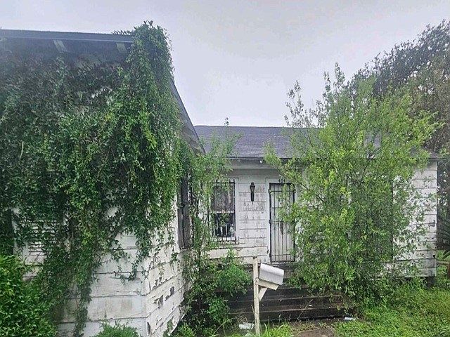 1st image of 404 E Ligustrum Blvd