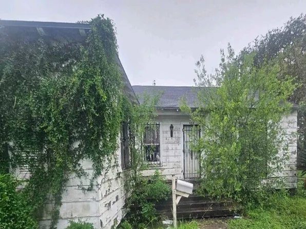 404 E Ligustrum Blvd, Robstown, TX 78380