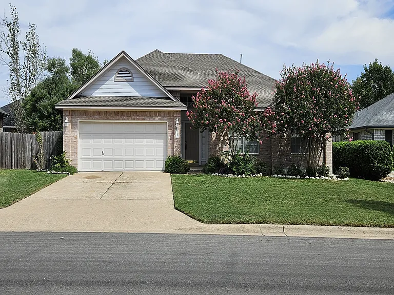 1008 Laurel Glen Blvd — Photo 1